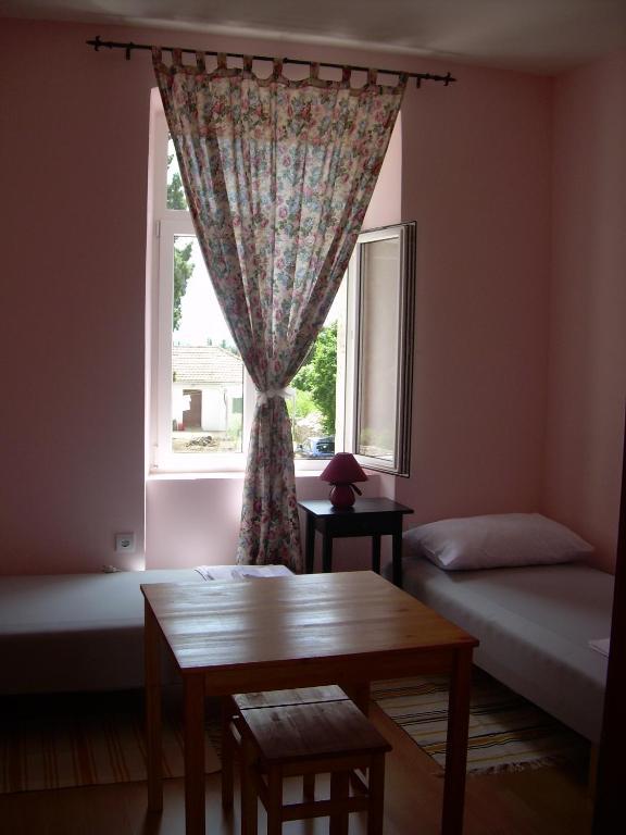 Phara Hostel Gdinj Rum bild